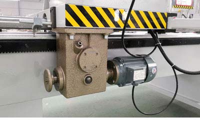 double head meter saw feeding system