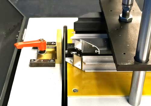 Aluminum corner cutting machine corner cutting